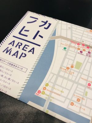 ▲椎名さんたち『フカガワヒトトナリ』実行委員のメンバーがすべて手弁当で作成したという『フカヒトエリアマップ』には100を超えるスポットがプロットされている。グルメ、専門店、体験工房など参加店舗は実に多彩で、改めて“地域の財産”とも言うべきまちの魅力を再発見できる