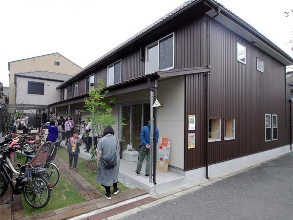 毎月28日に開催される「庭の日」イベントには、近所の人も顔を出す