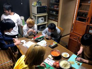 協力して食事の準備。みんなでオムライスの出来栄えを競うイベントが合宿の定番だったそうだ