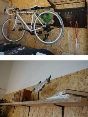 上：DIYで自転車をぶらさげるフレームを壁に設置／下：釘を壁に打ち付けて本棚をつくることも可能だ