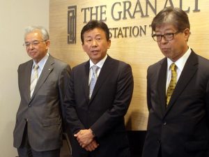 苗穂エリアのポテンシャルについて話す、JR北海道の小山副社長（左）、大京の藤平常務（中）、住友不動産の松田支店長（右）