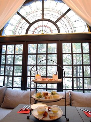 ステンドグラスを眺めながら楽しめるモーニングハイティー