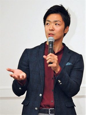 内覧会で事業の狙いを説明する山崎社長