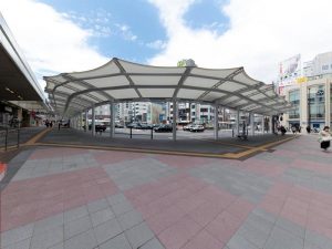 ＪＲ熊谷駅正面口のロータリーを囲むように設けられた冷却ミスト