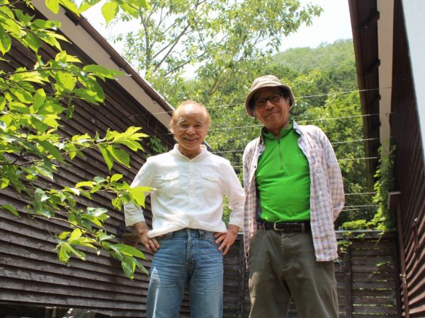 右から、『結の家』代表の山本薫久さん、メンバーの島好常さん。山村移住にあたり仕事の確保は？と尋ねると「移住促進で仕事まで用意するのはおせっかいかなと思います」ときっぱり。「仕事はその人の人生観に基づくものなので、他者がどうこう言えるものではないんです」と2人。また補助金などを比較検討する人もいるが「ここで暮らしたいという直感が大事」と話してくれた