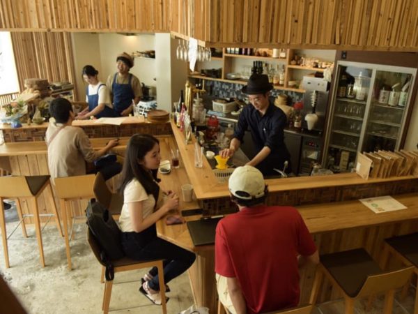 バーカウンターがＷ形になっているので、人が多く座れるうえに、離れている人同士も会話が可能だ