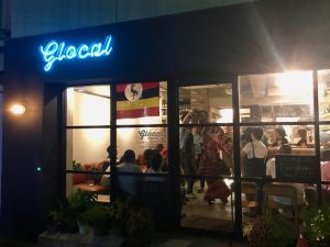 2015年にオープンしたバックパッカー向けのホステルを併設した「グローカルカフェ」。カフェ利用で訪れた地元のお客と世界の旅人たちの交流が生まれている（写真提供/グローカルカフェ）