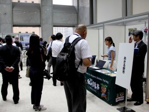セミナーにて事例を紹介したあきる野市のブースにも多くの人が訪れた