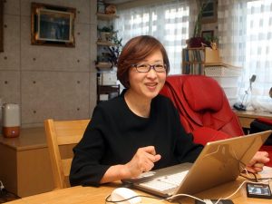 バリアフリーリフォームのポイントを教えてくれた牧野さん。左奥に見えるのは、リハビリにも使える収納ベンチ