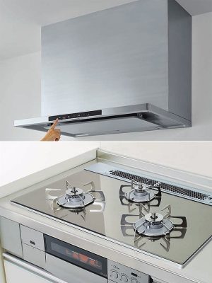 （上）給湯トレイにお湯を入れ本体にセット、洗浄ボタンを押すと集めた油汚れを自動洗浄、排水トレイの水を捨てるだけと簡単にお掃除ができる。[洗エール レンジフード]　
（下）マルチグリルを搭載、お手入れが簡単なだけでなく、多彩な調理が可能。[ガラストップコンロ　PROGRE　ビルトイン自動調理対応コンロ]　クリナップ
