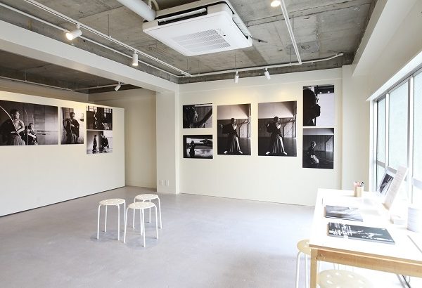 2階のギャラリーレンタルスペースの活用例。アートなどの個展だけでなく、幅広い用途で使って欲しいという（写真提供：ホリエビル）