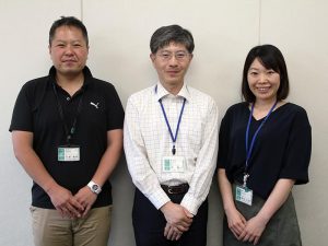 向かって左から、政策調査課主査の杉浦氏、課長の平氏、主査の関口氏