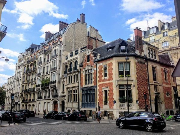 パリ17区。頑丈な石でできたアパルトマンには、年配の富裕層が多く住んでいる