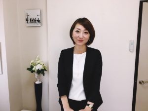オーナーの金田光加さん。入居の特典としてペットの見守りカメラをプレゼントしたり、保護猫を迎え入れた入居者には1万円分の商品券をプレゼントするなど、猫への愛情にあふれたオーナーさんだ