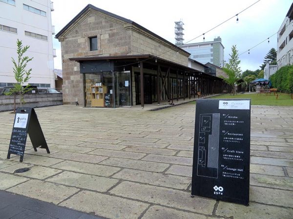 公道側から見た敷地全景。手前がレストラン、真ん中がクラフトストア、一番奥がホールになる