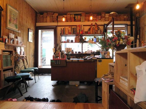 レトロなレジコーナーはかつてのまま。ポスターなども以前どおりでそれが落ち着く乱雑さを醸し出している