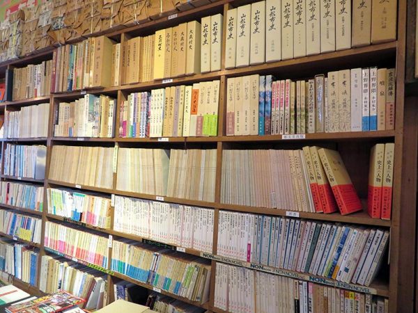 かつての歴史を物語るように山形市史やこの地の人物についての書籍などが並ぶ一角
