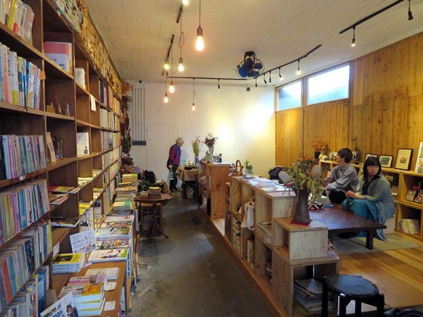 中央がイベントスペース。壁面、廊下側に置かれた本棚はレンタルスペースでもある。奥が原田氏のスペース