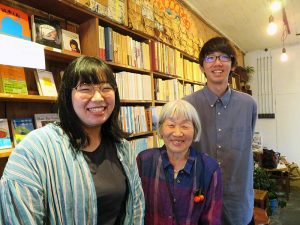 店主の原田氏を囲んで高橋氏、佐藤氏。大学進学で山形に来たという2人は高い建物がなく、空が広い環境の良さの一方で公共交通が少ないなどマイナス点も感じているという