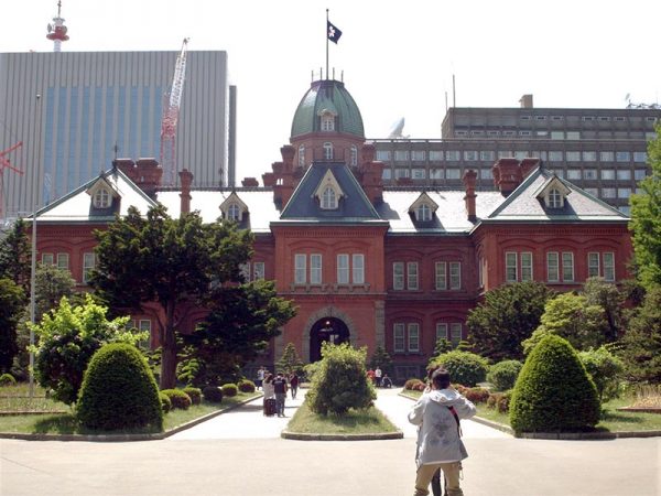 多くの観光客が訪れる赤れんが庁舎