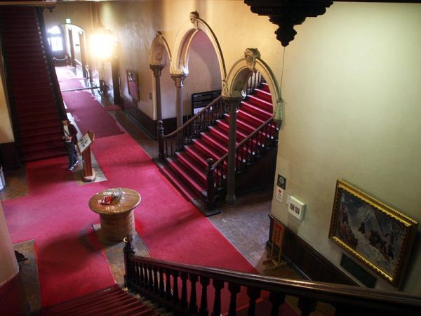 重要文化財としての重厚さが随所に感じられる館内