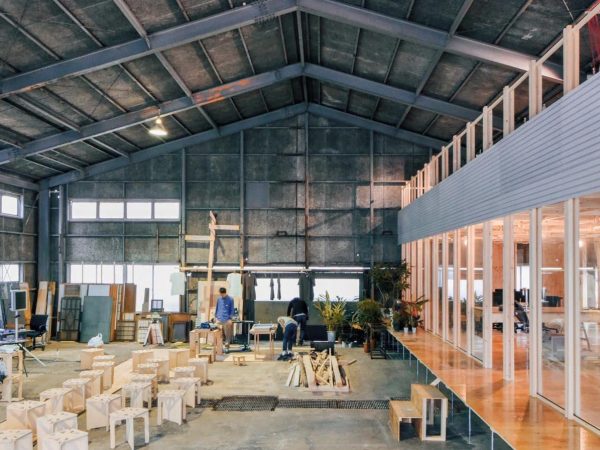 横浜市鶴見区にある「HandiLabo駒岡」。270ｍ2を超える広い倉庫内には工房だけでなく、オフィスエリアもつくられている