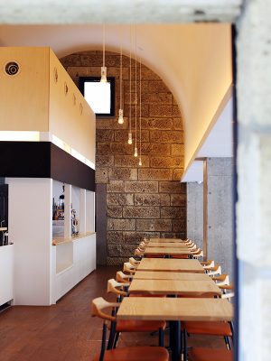 保存されていた石を使って新築されたホール。石蔵ではこうした開放的な空間はつくれない