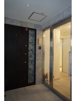 自宅とホテルの入口ははっきりと分けられている。左の黒いドアが自宅で、右のガラス戸がホテル部分だ