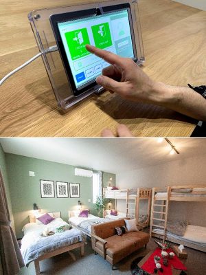 無人ホテルのチェックインはこの端末を操作して行う（上）。広々とした部屋はファミリーでの使用も可能。外国人観光客のニーズに合わせた（下）