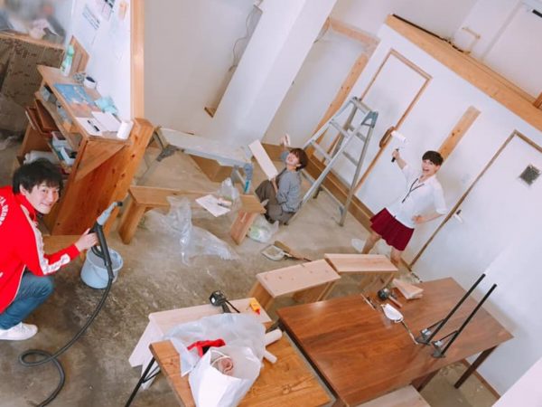 1階にもドミトリーを追加することになり、スタッフが工事。自分たちで行うことで、費用を節約した