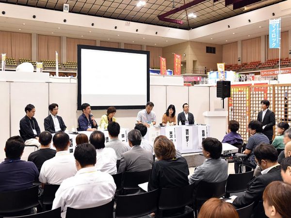 「九州賃貸住宅アカデミー」の様子。写真左から、福岡大学の西野雄一郎さん、九州産業大学の信濃康博さん、九州工業大学の徳田光弘さん、熊本県立大学准教授の鄭一止さん、鹿児島のNPO法人頴娃おこそ会の加藤潤さん、福岡の不動産オーナー・雑賀智子さん、熊本・末次デザイン研究所の末次宏成さん。右端に立っているのがNPO法人福岡ビルストック研究会の吉原勝己さん</br>（写真：全国賃貸住宅新聞社）