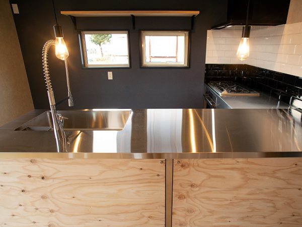 シンプルさを極めたL字型のキッチン