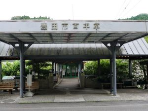 複合観光施設「百年草」のメイン玄関口。足助屋敷からは車で約7分の場所にある