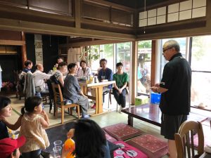 移住者や物件を提供した地元住民らが集まった2019年7月の交流会