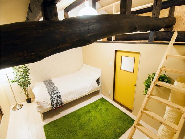 客室は、立派な梁を活かしつつ洋風に改修