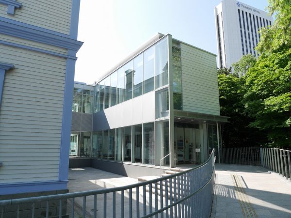 リニューアルにより、豊平館の裏手の附属棟へはスロープで移動し、観覧することができるようになった