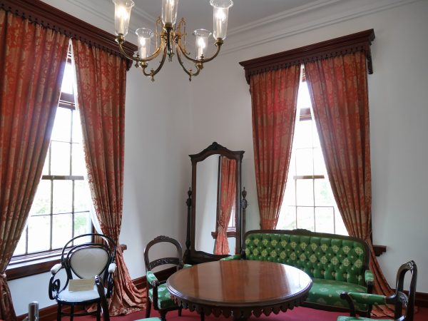 暖炉をじっくり眺めれば、天板以外の部分の大理石模様が漆喰塗りで再現されたものだと分かる