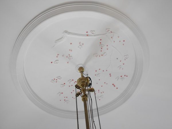 ぜひ館内の天井中心飾りを見上げてほしい