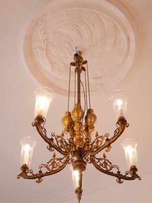 ぜひ館内の天井中心飾りを見上げてほしい