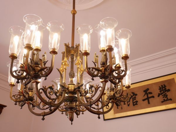 ぜひ館内の天井中心飾りを見上げてほしい