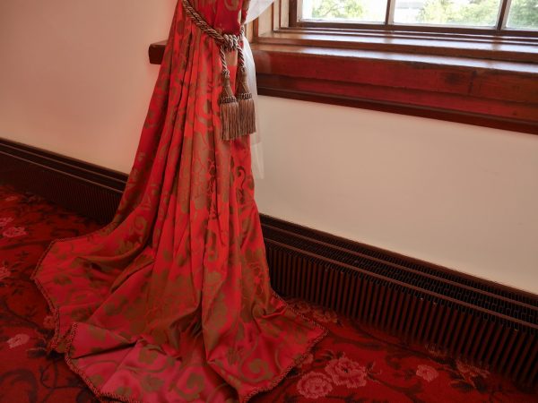 暖炉をじっくり眺めれば、天板以外の部分の大理石模様が漆喰塗りで再現されたものだと分かる