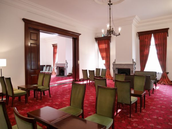 リニューアルにより、豊平館の裏手の附属棟へはスロープで移動し、観覧することができるようになった