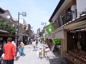 柴又の商店街。これが現在の下町イメージを定着させた
