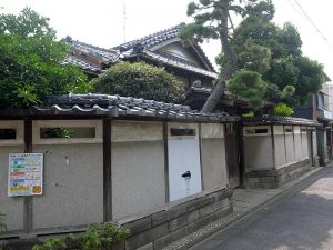 下町とは思えない立派な家だが元々は有力な農家であろうか