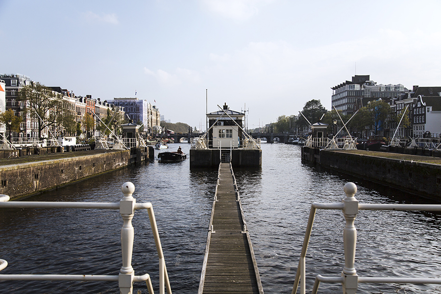 運河のまちアムステルダムの跳ね橋管理小屋が水辺に泊まれるホテルに