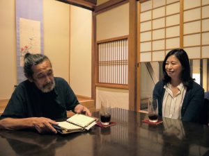 井上美恵子さん（右）と、井上さんがDIYの指導を仰いだ建築家、「住環境設計オカムラアトリエ」を主宰する岡村修さん。岡村さんが改修を手掛けた古民家の宿「西亭」にて