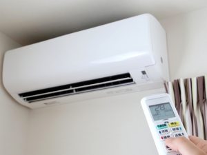 エアコンは電気代がかかることを気にする人が多い。使い方の工夫が必要だ