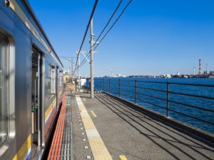海芝浦駅に降り立つと、こんな風景が見られる。ホームが海の上にあるようで、不思議な感覚だ