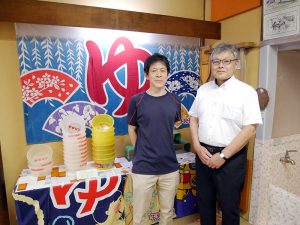 左：平田温泉の八木さん。八木さんは、銭湯生き残りのヒントを求めて東京にある人気の銭湯へたびたび視察に訪れているという。右：今回お話を聞かせてくださった組合事務長の鈴木さん