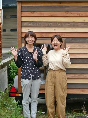 写真左から中田さん、沼田さん。<br>
「国産材を使用して地産地消に貢献するとか、家で使うエネルギーを減らして環境負荷を減らしたいとか大きな目標はあるんですけど、まずは自分の家族や友人に”断熱”のことを知ってもらいたいと思っています」（沼田さん）/筆者撮影
